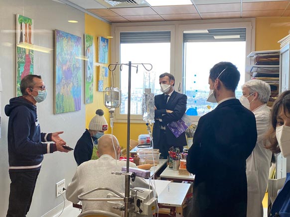 Emmanuel Macron en visite dans le département de cancérologie de l’enfant